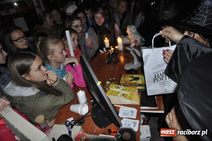 Zdjęcie w galerii na portalu naszraciborz.pl: Harry Potter i przeklęte dziecko - tuż po północy w Raciborzu ruszyła sprzedaż wiadomości z regionu