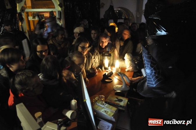 Zdjęcie w galerii na portalu naszraciborz.pl: Harry Potter i przeklęte dziecko - tuż po północy w Raciborzu ruszyła sprzedaż wiadomości z regionu