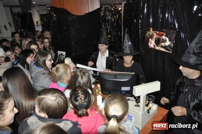 Zdjęcie w galerii na portalu naszraciborz.pl: Harry Potter i przeklęte dziecko - tuż po północy w Raciborzu ruszyła sprzedaż wiadomości z regionu