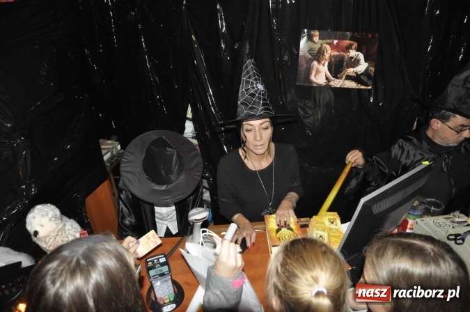 Zdjęcie w galerii na portalu naszraciborz.pl: Harry Potter i przeklęte dziecko - tuż po północy w Raciborzu ruszyła sprzedaż wiadomości z regionu