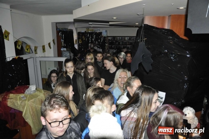 Zdjęcie w galerii na portalu naszraciborz.pl: Harry Potter i przeklęte dziecko - tuż po północy w Raciborzu ruszyła sprzedaż wiadomości z regionu