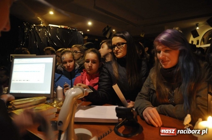 Zdjęcie w galerii na portalu naszraciborz.pl: Harry Potter i przeklęte dziecko - tuż po północy w Raciborzu ruszyła sprzedaż wiadomości z regionu