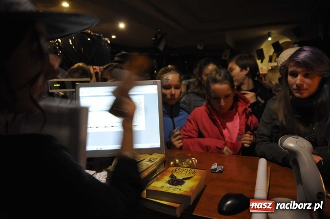 Zdjęcie w galerii na portalu naszraciborz.pl: Harry Potter i przeklęte dziecko - tuż po północy w Raciborzu ruszyła sprzedaż wiadomości z regionu