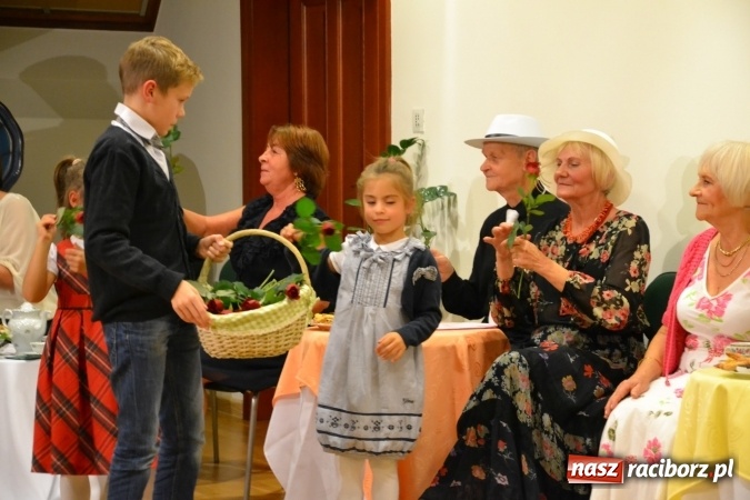 Zdjęcie w galerii na portalu naszraciborz.pl: Prywatka u Seniorów – program rozrywkowy na zamku wiadomości z regionu