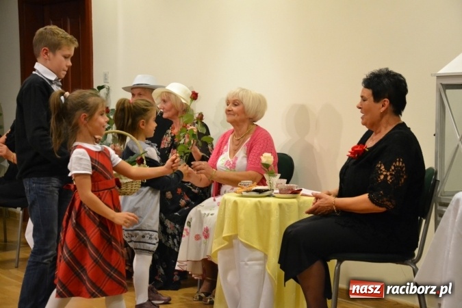 Zdjęcie w galerii na portalu naszraciborz.pl: Prywatka u Seniorów – program rozrywkowy na zamku wiadomości z regionu