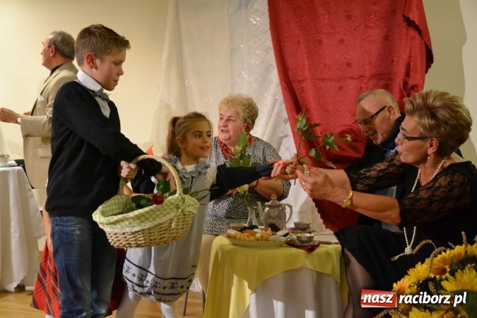 Zdjęcie w galerii na portalu naszraciborz.pl: Prywatka u Seniorów – program rozrywkowy na zamku wiadomości z regionu