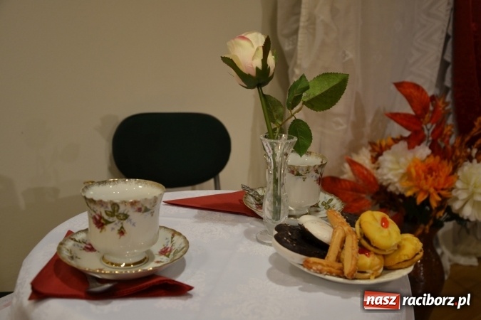 Zdjęcie w galerii na portalu naszraciborz.pl: Prywatka u Seniorów – program rozrywkowy na zamku wiadomości z regionu