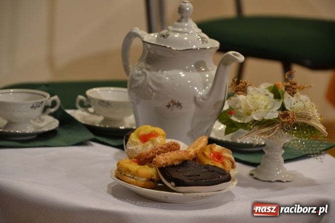 Zdjęcie w galerii na portalu naszraciborz.pl: Prywatka u Seniorów – program rozrywkowy na zamku wiadomości z regionu