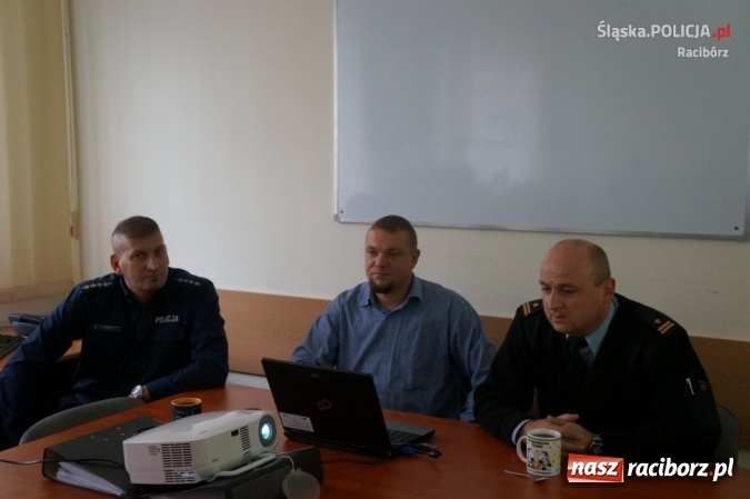 Zdjęcie w galerii na portalu naszraciborz.pl: Strażacy szkolili dzielnicowych wiadomości z regionu