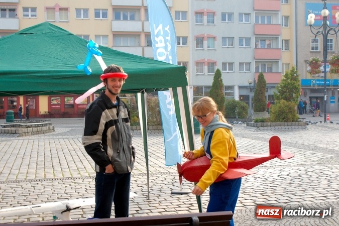 Zdjęcie w galerii na portalu naszraciborz.pl: Promocja projektu Skrzydlatego Raciborza na Rynku wiadomości z regionu