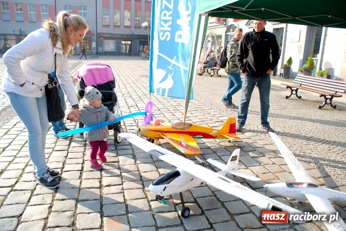 Zdjęcie w galerii na portalu naszraciborz.pl: Promocja projektu Skrzydlatego Raciborza na Rynku wiadomości z regionu