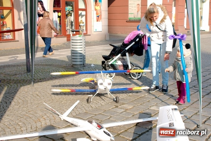 Zdjęcie w galerii na portalu naszraciborz.pl: Promocja projektu Skrzydlatego Raciborza na Rynku wiadomości z regionu