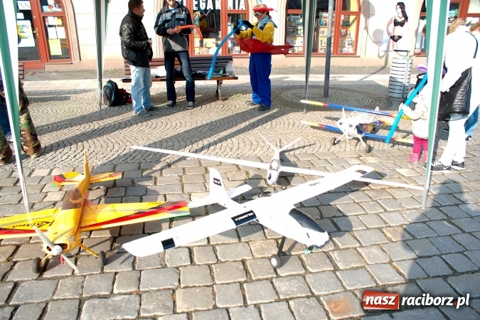 Zdjęcie w galerii na portalu naszraciborz.pl: Promocja projektu Skrzydlatego Raciborza na Rynku wiadomości z regionu