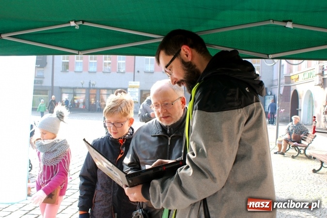 Zdjęcie w galerii na portalu naszraciborz.pl: Promocja projektu Skrzydlatego Raciborza na Rynku wiadomości z regionu