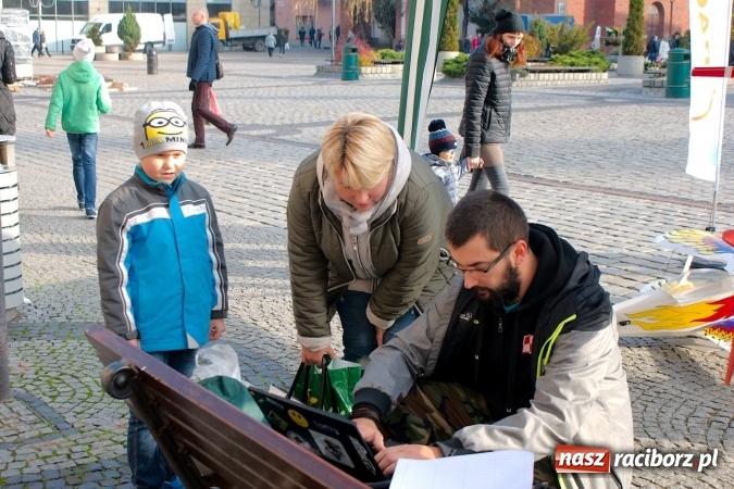Zdjęcie w galerii na portalu naszraciborz.pl: Promocja projektu Skrzydlatego Raciborza na Rynku wiadomości z regionu