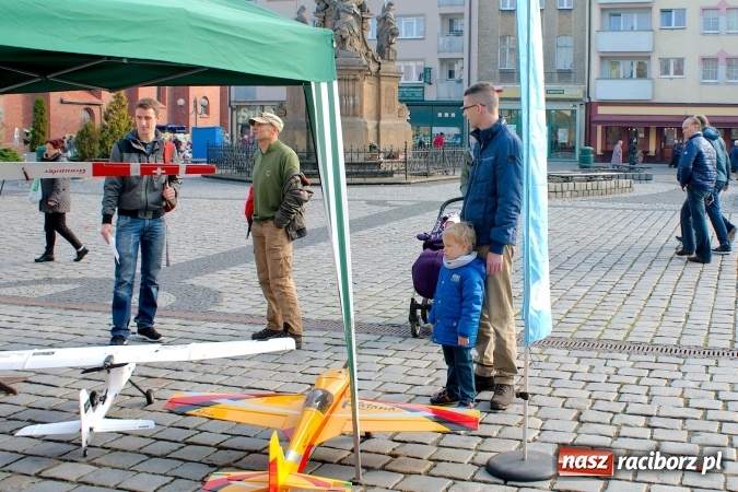 Zdjęcie w galerii na portalu naszraciborz.pl: Promocja projektu Skrzydlatego Raciborza na Rynku wiadomości z regionu