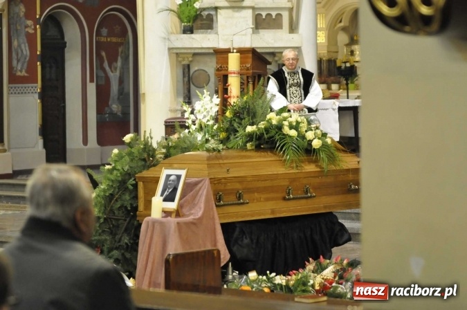 Zdjęcie w galerii na portalu naszraciborz.pl: Ostatnie pożegnanie śp. Grzegorza Pieronkiewicza - materiał wideo wiadomości z regionu