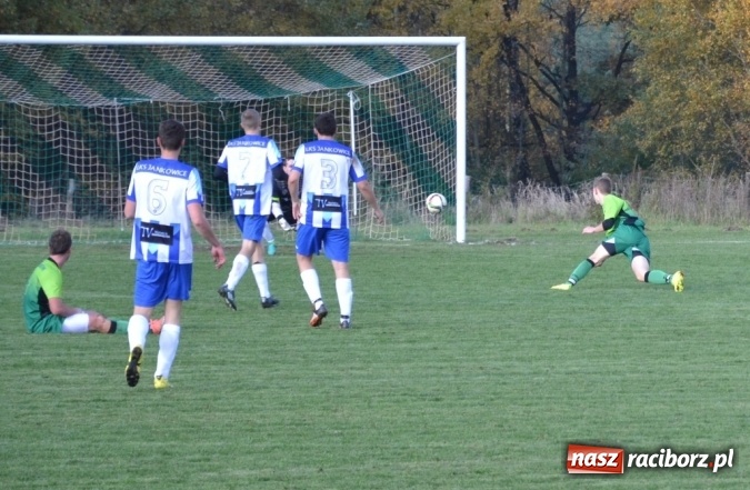 Zdjęcie w galerii na portalu naszraciborz.pl: Rozstrzygnął rzut z autu! Gam&oacute;w z kompletem punkt&oacute;w wiadomości z regionu