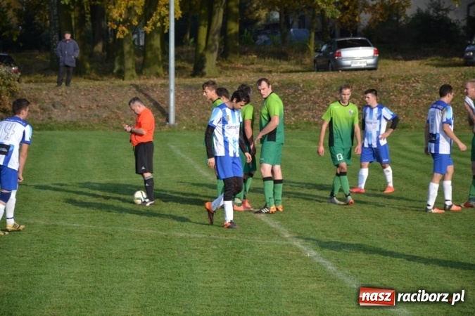 Zdjęcie w galerii na portalu naszraciborz.pl: Rozstrzygnął rzut z autu! Gam&oacute;w z kompletem punkt&oacute;w wiadomości z regionu