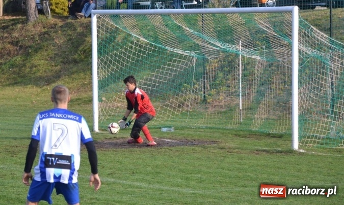 Zdjęcie w galerii na portalu naszraciborz.pl: Rozstrzygnął rzut z autu! Gam&oacute;w z kompletem punkt&oacute;w wiadomości z regionu