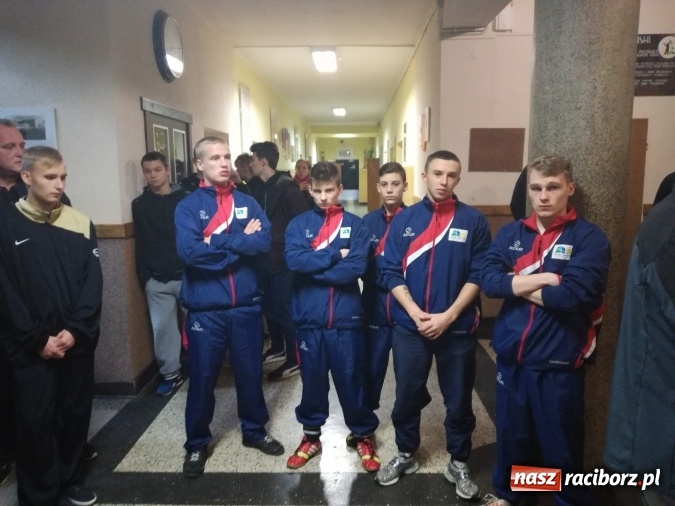 Zdjęcie w galerii na portalu naszraciborz.pl: Wychowankowie Młodzieżowego Ośrodka Wychowawczego na fali wiadomości z regionu