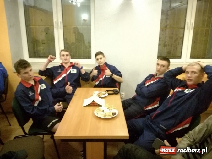 Zdjęcie w galerii na portalu naszraciborz.pl: Wychowankowie Młodzieżowego Ośrodka Wychowawczego na fali wiadomości z regionu