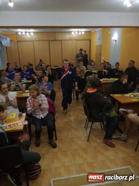 Zdjęcie w galerii na portalu naszraciborz.pl: Wychowankowie Młodzieżowego Ośrodka Wychowawczego na fali wiadomości z regionu