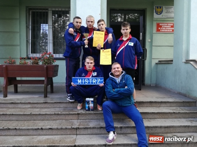 Zdjęcie w galerii na portalu naszraciborz.pl: Wychowankowie Młodzieżowego Ośrodka Wychowawczego na fali wiadomości z regionu