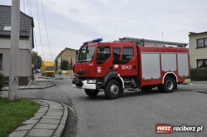 Zdjęcie w galerii na portalu naszraciborz.pl: Ciężar&oacute;wka uderzyła w przydrożny słup w Krzanowicach i spowodowała zniszczenia w sieci energetycznej wiadomości z regionu
