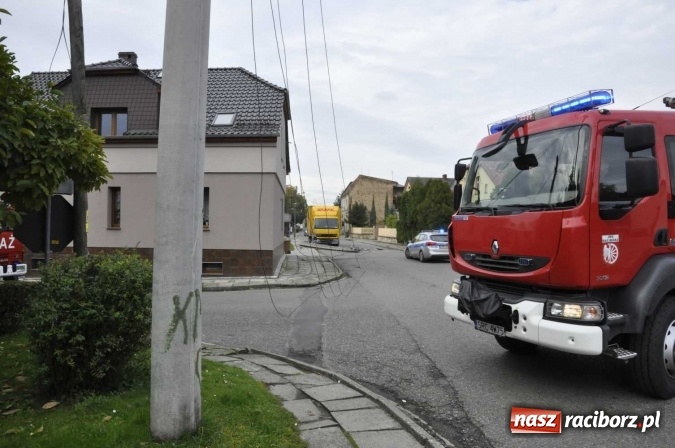Zdjęcie w galerii na portalu naszraciborz.pl: Ciężar&oacute;wka uderzyła w przydrożny słup w Krzanowicach i spowodowała zniszczenia w sieci energetycznej wiadomości z regionu