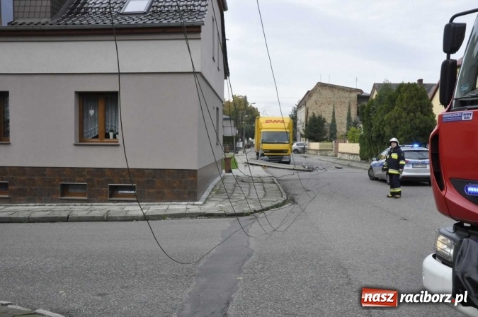 Zdjęcie w galerii na portalu naszraciborz.pl: Ciężar&oacute;wka uderzyła w przydrożny słup w Krzanowicach i spowodowała zniszczenia w sieci energetycznej wiadomości z regionu