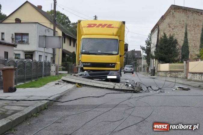 Zdjęcie w galerii na portalu naszraciborz.pl: Ciężar&oacute;wka uderzyła w przydrożny słup w Krzanowicach i spowodowała zniszczenia w sieci energetycznej wiadomości z regionu