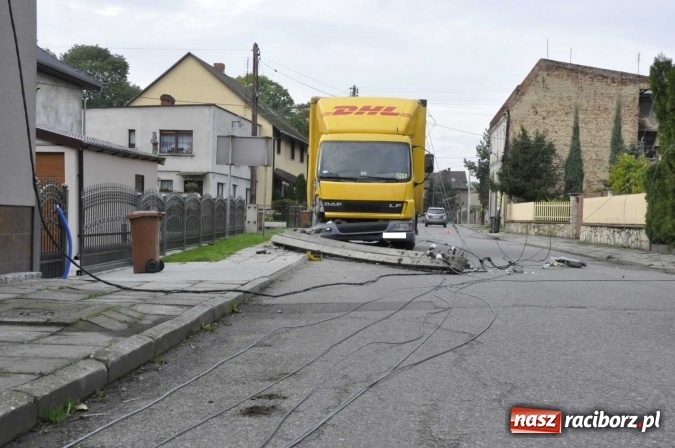 Zdjęcie w galerii na portalu naszraciborz.pl: Ciężar&oacute;wka uderzyła w przydrożny słup w Krzanowicach i spowodowała zniszczenia w sieci energetycznej wiadomości z regionu