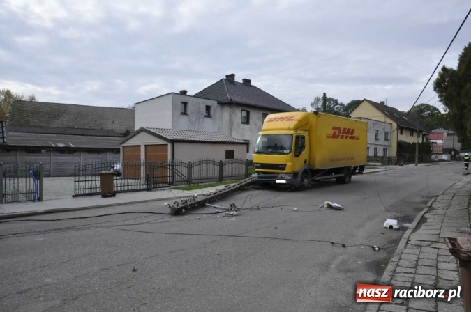 Zdjęcie w galerii na portalu naszraciborz.pl: Ciężar&oacute;wka uderzyła w przydrożny słup w Krzanowicach i spowodowała zniszczenia w sieci energetycznej wiadomości z regionu