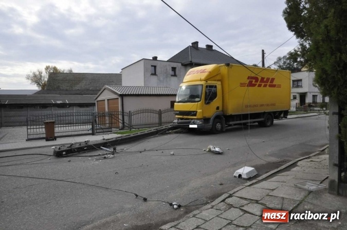 Zdjęcie w galerii na portalu naszraciborz.pl: Ciężar&oacute;wka uderzyła w przydrożny słup w Krzanowicach i spowodowała zniszczenia w sieci energetycznej wiadomości z regionu