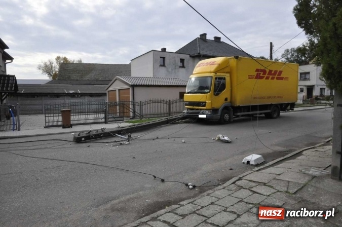 Zdjęcie w galerii na portalu naszraciborz.pl: Ciężar&oacute;wka uderzyła w przydrożny słup w Krzanowicach i spowodowała zniszczenia w sieci energetycznej wiadomości z regionu