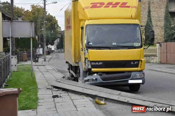 Zdjęcie w galerii na portalu naszraciborz.pl: Ciężar&oacute;wka uderzyła w przydrożny słup w Krzanowicach i spowodowała zniszczenia w sieci energetycznej wiadomości z regionu