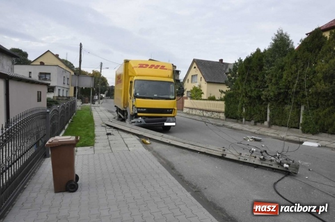 Zdjęcie w galerii na portalu naszraciborz.pl: Ciężar&oacute;wka uderzyła w przydrożny słup w Krzanowicach i spowodowała zniszczenia w sieci energetycznej wiadomości z regionu
