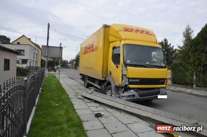 Zdjęcie w galerii na portalu naszraciborz.pl: Ciężar&oacute;wka uderzyła w przydrożny słup w Krzanowicach i spowodowała zniszczenia w sieci energetycznej wiadomości z regionu