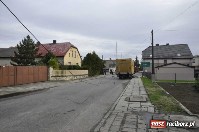 Zdjęcie w galerii na portalu naszraciborz.pl: Ciężar&oacute;wka uderzyła w przydrożny słup w Krzanowicach i spowodowała zniszczenia w sieci energetycznej wiadomości z regionu