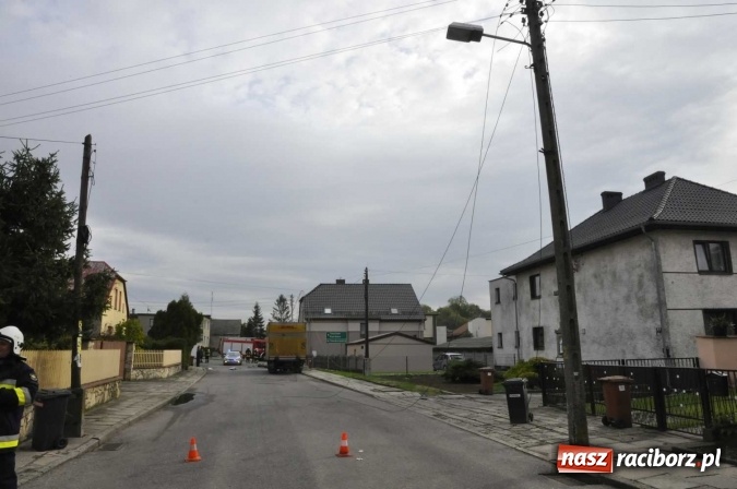 Zdjęcie w galerii na portalu naszraciborz.pl: Ciężar&oacute;wka uderzyła w przydrożny słup w Krzanowicach i spowodowała zniszczenia w sieci energetycznej wiadomości z regionu