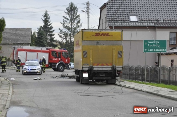 Zdjęcie w galerii na portalu naszraciborz.pl: Ciężar&oacute;wka uderzyła w przydrożny słup w Krzanowicach i spowodowała zniszczenia w sieci energetycznej wiadomości z regionu