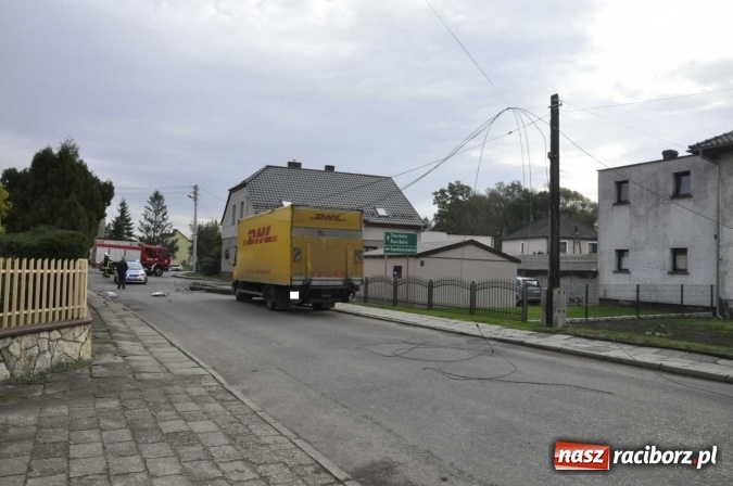 Zdjęcie w galerii na portalu naszraciborz.pl: Ciężar&oacute;wka uderzyła w przydrożny słup w Krzanowicach i spowodowała zniszczenia w sieci energetycznej wiadomości z regionu