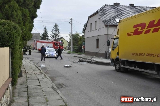 Zdjęcie w galerii na portalu naszraciborz.pl: Ciężar&oacute;wka uderzyła w przydrożny słup w Krzanowicach i spowodowała zniszczenia w sieci energetycznej wiadomości z regionu