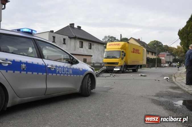 Zdjęcie w galerii na portalu naszraciborz.pl: Ciężar&oacute;wka uderzyła w przydrożny słup w Krzanowicach i spowodowała zniszczenia w sieci energetycznej wiadomości z regionu