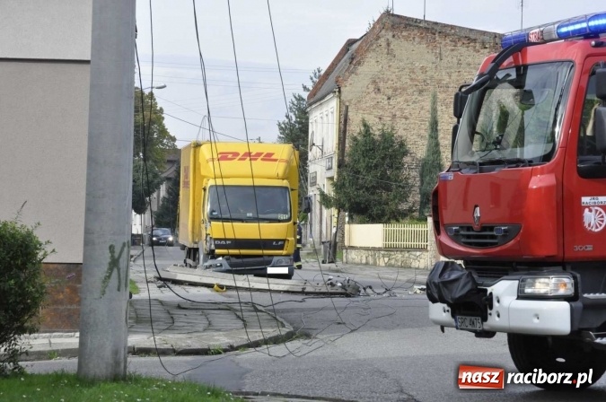 Zdjęcie w galerii na portalu naszraciborz.pl: Ciężar&oacute;wka uderzyła w przydrożny słup w Krzanowicach i spowodowała zniszczenia w sieci energetycznej wiadomości z regionu