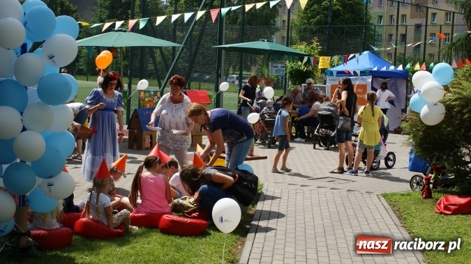 Zdjęcie w galerii na portalu naszraciborz.pl: Budżet obywatelski: Zaczytaj się w ogrodzie przed biblioteką! wiadomości z regionu