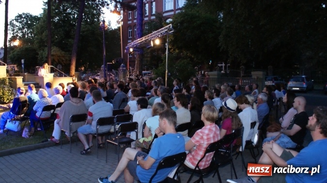 Zdjęcie w galerii na portalu naszraciborz.pl: Budżet obywatelski: Zaczytaj się w ogrodzie przed biblioteką! wiadomości z regionu