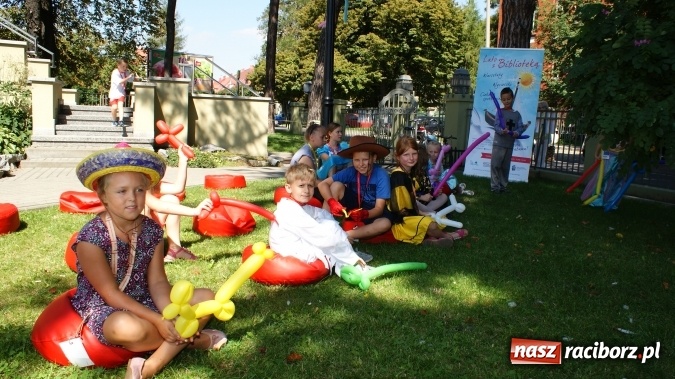Zdjęcie w galerii na portalu naszraciborz.pl: Budżet obywatelski: Zaczytaj się w ogrodzie przed biblioteką! wiadomości z regionu