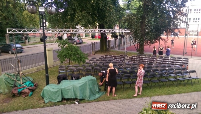 Zdjęcie w galerii na portalu naszraciborz.pl: Budżet obywatelski: Zaczytaj się w ogrodzie przed biblioteką! wiadomości z regionu